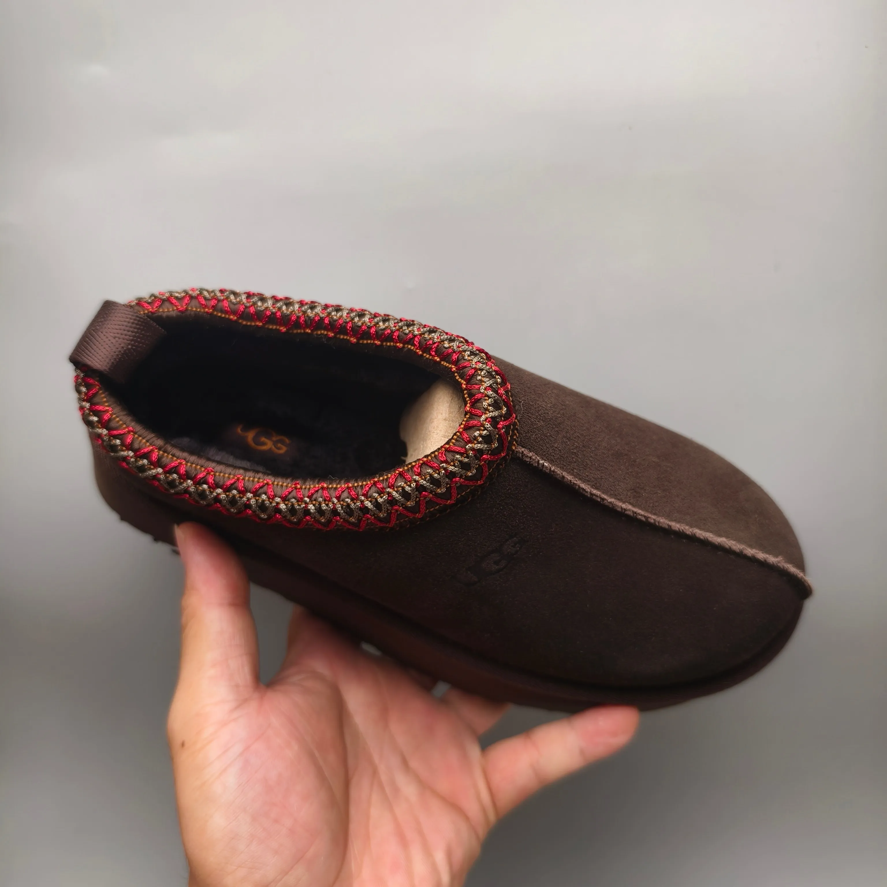 💰440 UGG sheepskin all-in-one snow boots 2553 co-branded national trend style thick-soled one-leg women’s snow boots🐾~ 🍭 A co-branded trendy item launched with well-known designer brands Feng Chen Wang and TELFAR. Zhou Dongyu & Wang Jiaer’s same style Fang Kete boots. The slip-on design makes it easy to put on and take off, and can be used indoors or outdoors. The exotic edging design is eye-catching, and it is definitely worth buying~ 🍭Material: cowhide➕sheep fur Outsole: rubber (light wing technology) 🍭Color: black, maroon, sand, dark green, light gray, chocolate, beige, walnut, brown, dark gray, red 🍭Number of codes: 35-42